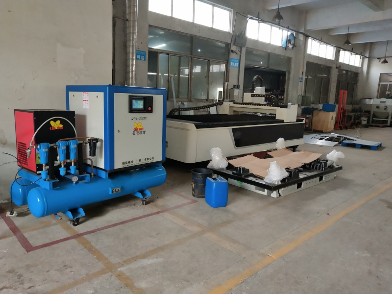 口罩機配套用空壓機如何選型？  權(quán)偉螺桿空壓機