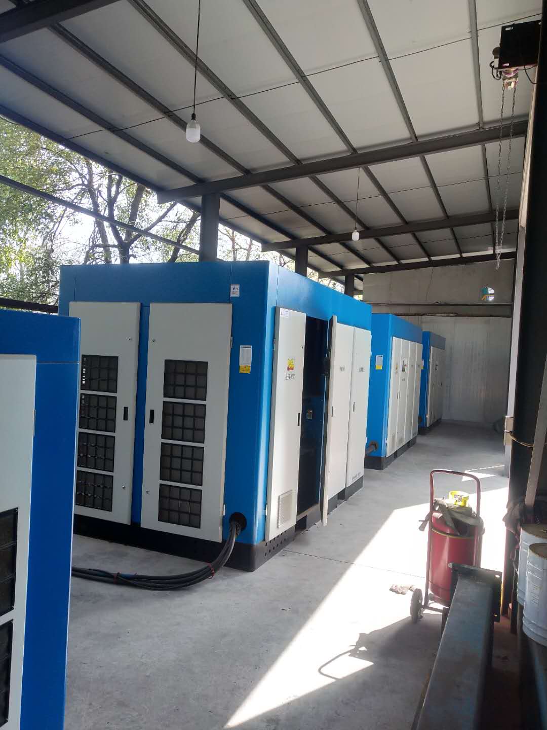 簡單和大家說說怎么安裝螺桿空壓機(jī)？權(quán)偉永瑩螺桿空壓機(jī)廠家