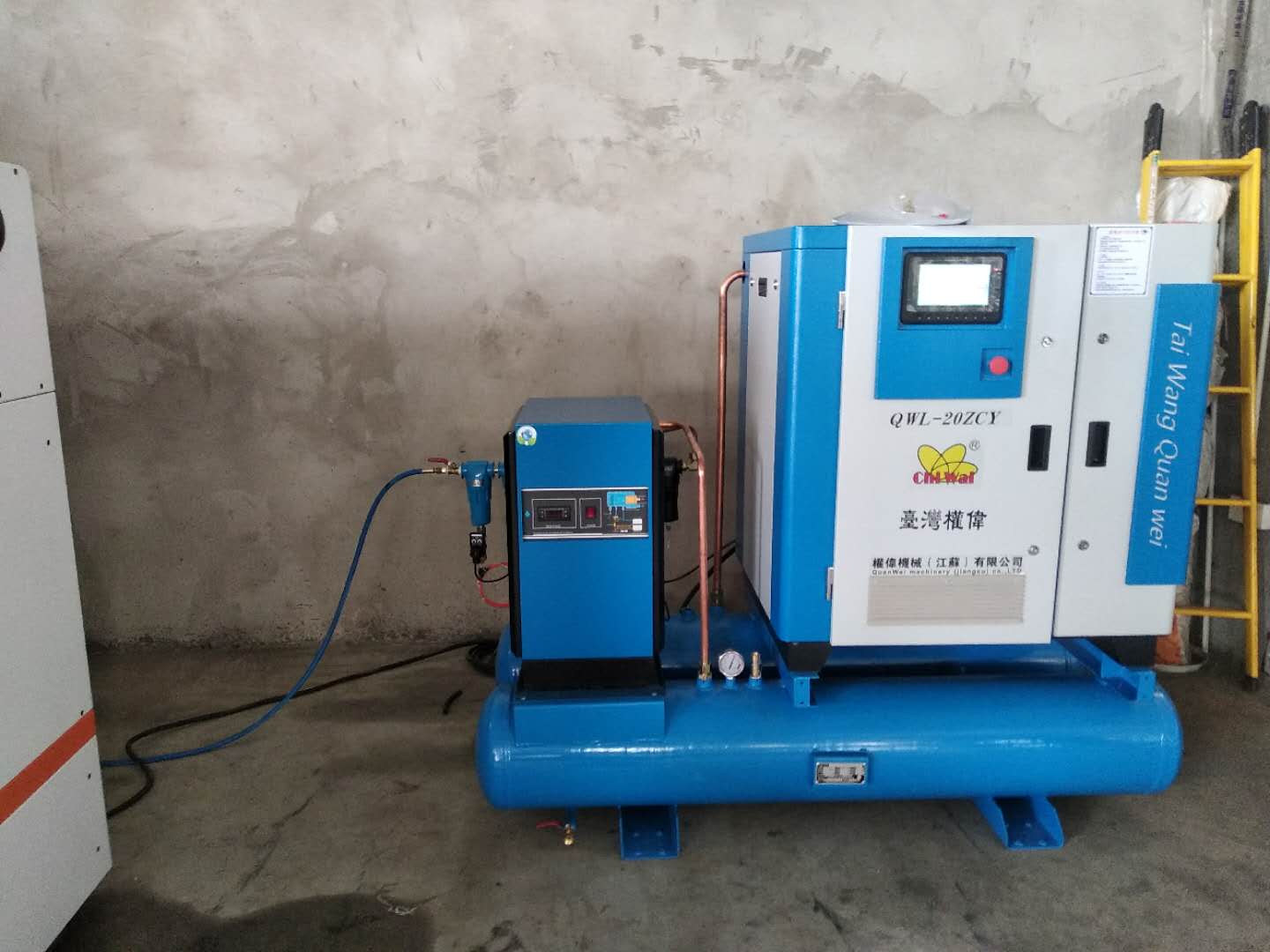 權(quán)偉激光切割螺桿空壓機(jī)