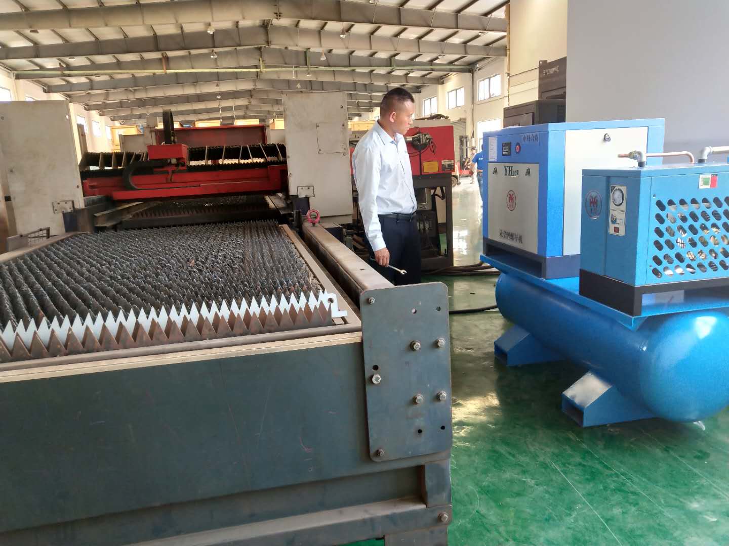 激光切割螺桿空壓機(jī)