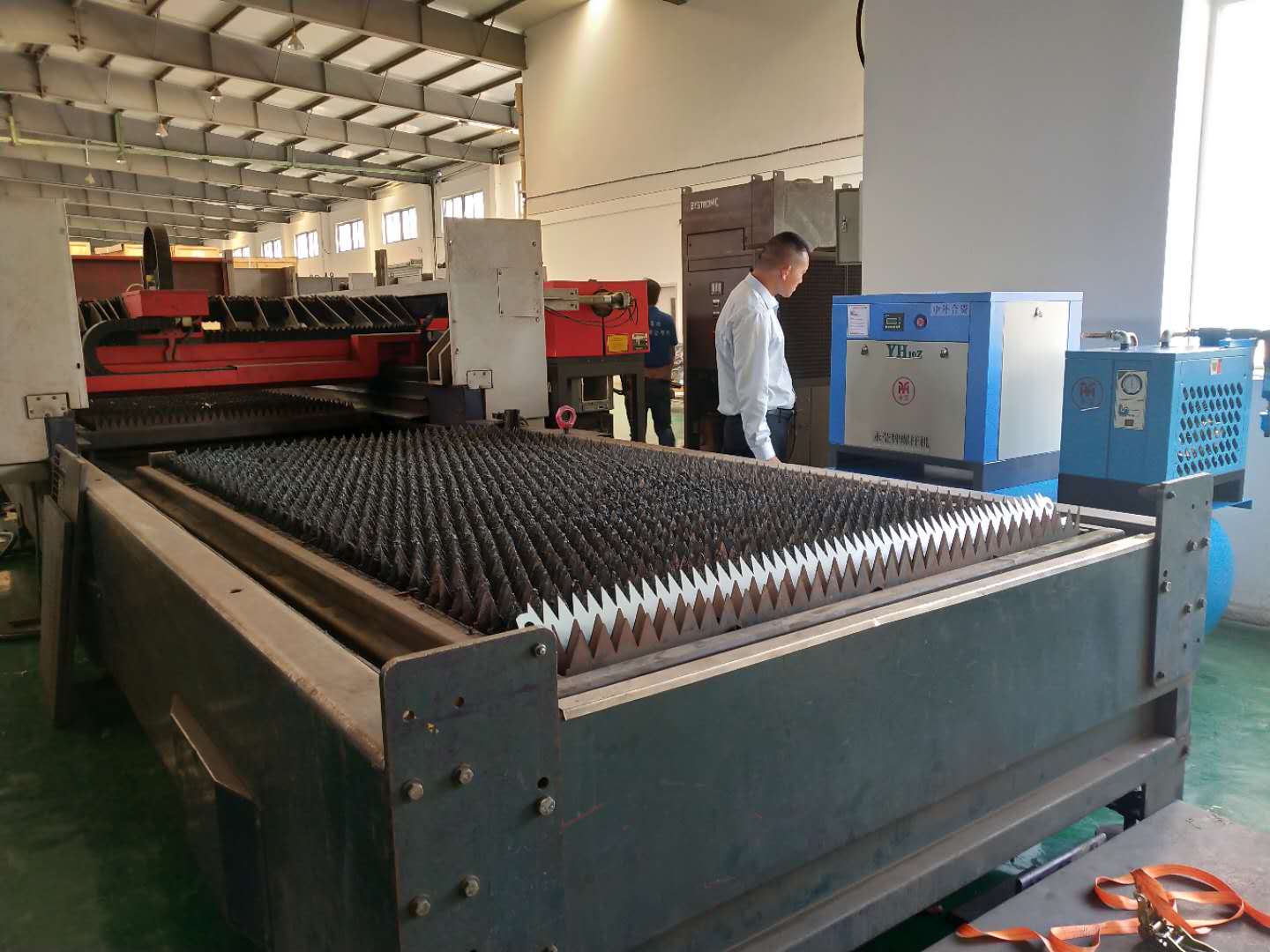 權(quán)偉激光切割螺桿空壓機(jī)